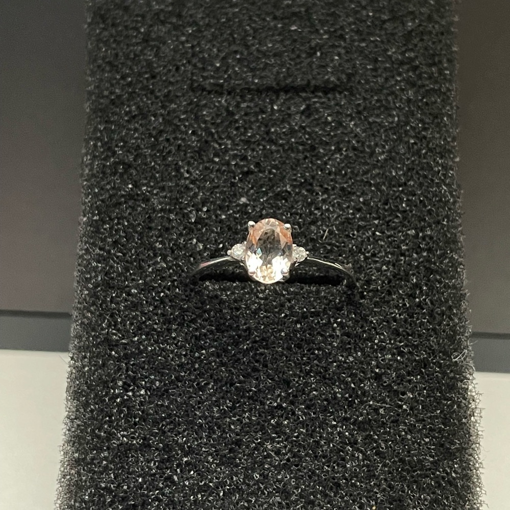 Size 7 10k WG ring w Light pink orange stone